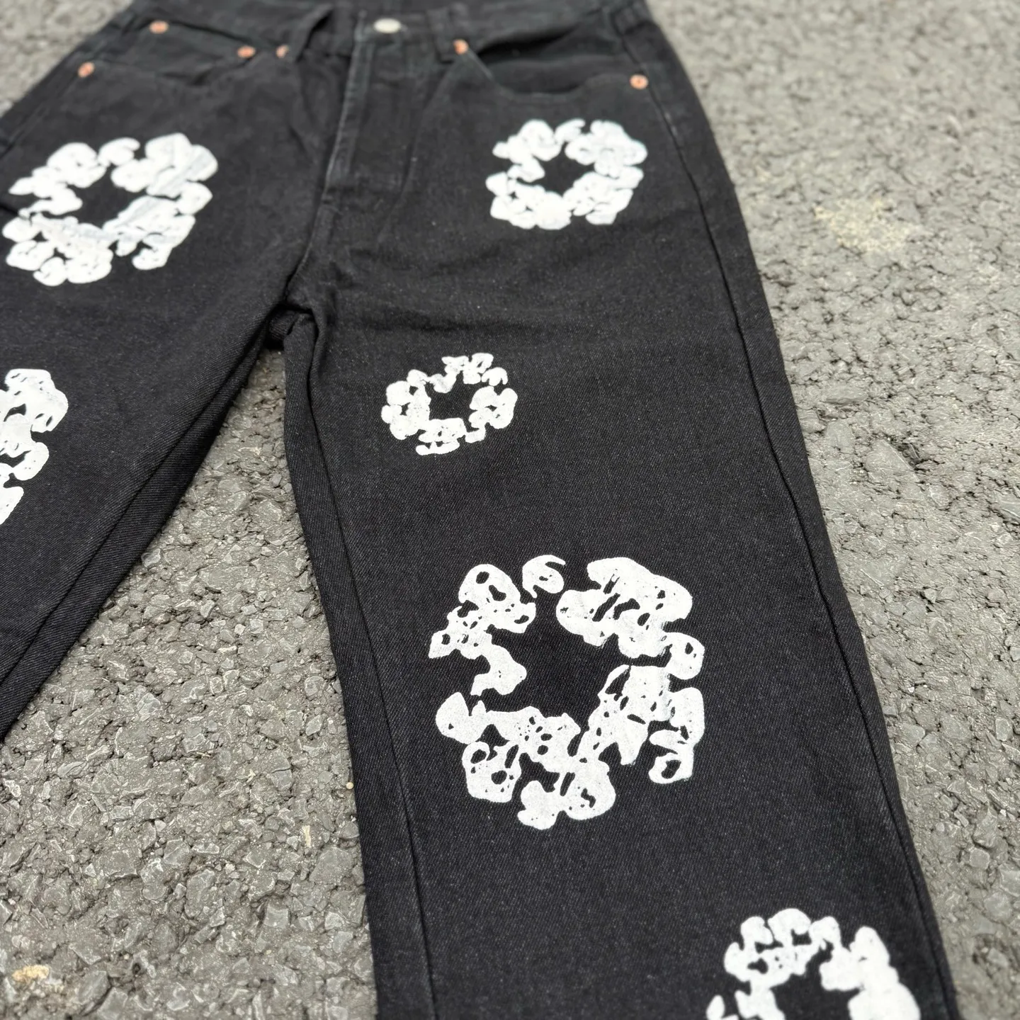 #8197 P220💰 DENIM TEARS Kapok American niche brand printed washed straight jeans. Produced by a major washed factory. Full of high-end feel. Knee part destroyed design with patchwork design. Already used as facade design. Leather waist nameplate. The focus of this style is not on washing, but on the destroyed shape and version. The secret lies in the craftsmanship of the master. The cost of post-production grinding, machining, knife cutting, etc. is far beyond comparison with assembly line products. Color: black, blue, gray. Size: 28-36 (corresponding to S-XXL)